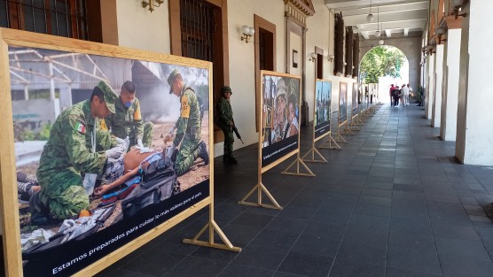 A manera de acercamiento con la sociedad, elementos de la SEDENA montaron una exposición fotográfica en los bajos del Palacio de Gobierno,  para informar a la población xalapeña, sobre las diversas actividades que realizan en beneficio de los mexicanos. No todo son balas.