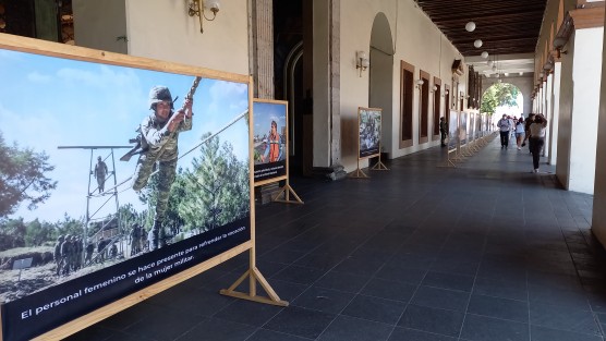 A manera de acercamiento con la sociedad, elementos de la SEDENA montaron una exposición fotográfica en los bajos del Palacio de Gobierno,  para informar a la población xalapeña, sobre las diversas actividades que realizan en beneficio de los mexicanos. No todo son balas.