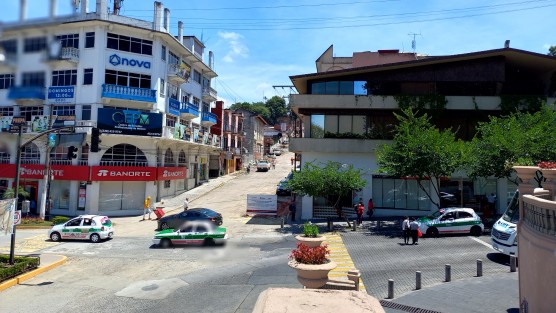 Apurando las obras en el centro de Xalapa, también en sábado se trabaja... y aprovechando que no llueve. 