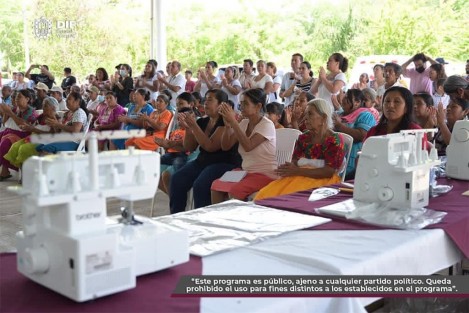 Con el programa de Proyectos Productivos el DIF Estatal entregó talleres de costura, insumos alimentarios y estufas ecológicas en la localidad Apachitempa de Platón Sánchez, en la Huasteca veracruzana. Con estos apoyos mujeres jefas de familia podrán contribuir en la economía de su comunidad y mejorar sus condiciones de vida.