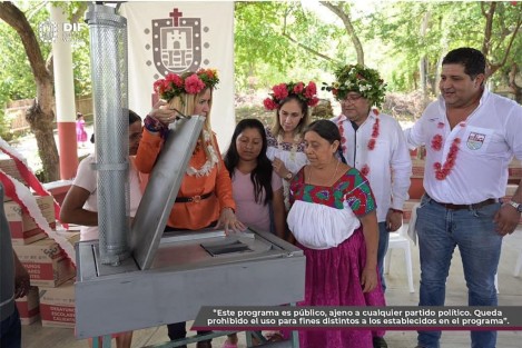Con el programa de Proyectos Productivos el DIF Estatal entregó talleres de costura, insumos alimentarios y estufas ecológicas en la localidad Apachitempa de Platón Sánchez, en la Huasteca veracruzana. Con estos apoyos mujeres jefas de familia podrán contribuir en la economía de su comunidad y mejorar sus condiciones de vida.