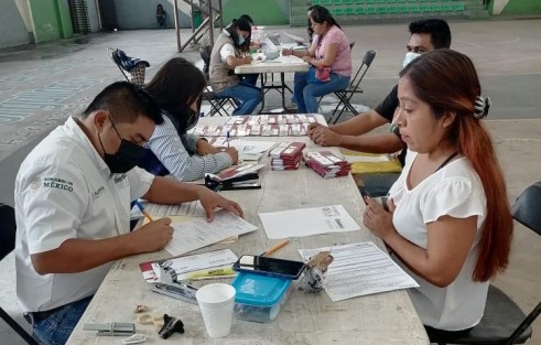En el municipio de Atoyac, se llevó a cabo el Operativo para entregar tarjetas a la población estudiantil beneficiada del Programa Becas Benito Juárez, nivel básico. 