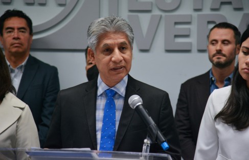 En conferencia del Partido Acción Nacional criticaron la colocación de espectaculares en carreteras del Estado, a favor de la senadora con licencia, Rocío Nahle, y la lucha interna de MORENA, con destapes de cara a comicios de 2024, cuando no se han resuelto temas como la inseguridad, y otros en Veracruz.