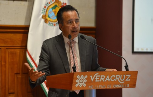 -El Gobierno del Estado de Veracruz apoyará a las familias de los migrantes que fallecieron en la caja del tráiler en San Antonio Texas el pasado lunes 27 de junio, informó el Gobernador, Cuitláhuac García Jiménez. Podrían 6 los veracruzanos fallecidos en la tragedia, hasta hoy de manera oficial hay cuatro personas identificadas de Naolinco y también de Santiago Sochiapa.