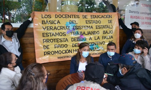 Los docentes estatales Eloisa Costantino Morales y Ernesto Méndez están solicitando los pagos pendientes que son de enero a julio de este año, que son poco más de 900 maestros de la Promoción Horizontal 21. 