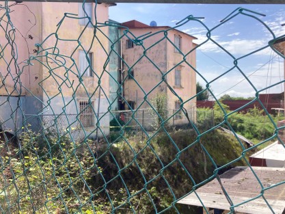 En la unidad habitacional Nuevo Xalapa ha incrementado el riesgo por deslaves tras el derrumbe de un muro de contención que ha dejado expuestos los cimientos del edificio Alelí 01.