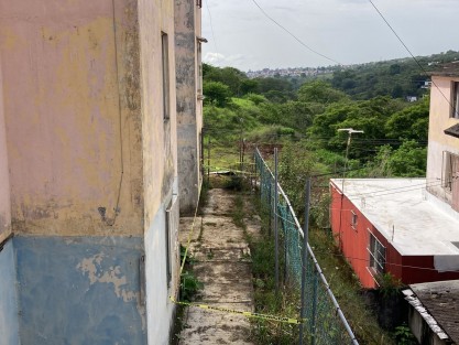 Aunque el acordonamiento impide el acceso a las personas. Las familias en riesgo no fueron reubicadas y permanecen en los condominios, pese a que el riesgo es latente, debido a que las lluvias podrían continuar en los siguientes días.