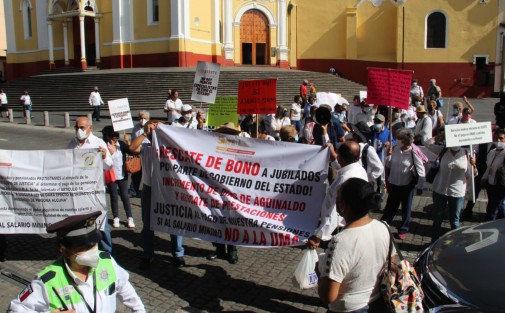 Jubilados y pensionados del ISSSTE de distintos sectores laborales como el magisterio, se manifestaron frente al Palacio de Gobierno, bloqueando la circulación de automóviles por algunas horas. 