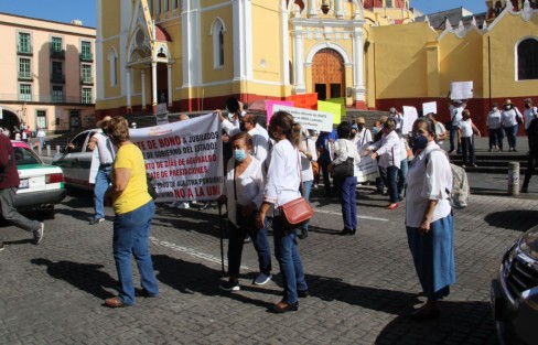 Además de que se les vuelva a pagar un bono anual que les fue cancelado en la administración de Javier Duarte, además de incremento de aguinaldo a 25 días (no 15 establece la ley) y pagos por otros rubros diversos.
