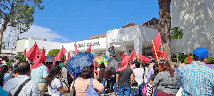 Antorchistas de varias colonias se manifestaron en las oficinas de CMAS Xalapa, para exigir servicio de agua en sus hogares, así como infraestructura sanitaria en sus propiedades y calles. 