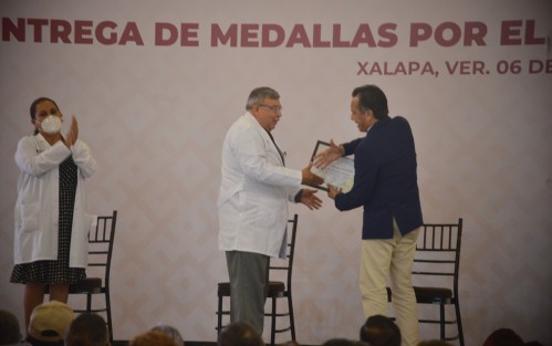 El mandatario estatal, Cuitláhuac García Jiménez, en compañía de autoridades de Salud entregó medallas a trabajadores del sector Salud, por años de servicio.