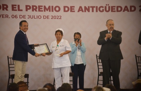 El mandatario estatal, Cuitláhuac García Jiménez, en compañía de autoridades de Salud entregó medallas a trabajadores del sector Salud, por años de servicio.