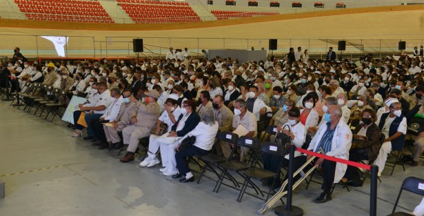 El mandatario estatal, Cuitláhuac García Jiménez, en compañía de autoridades de Salud entregó medallas a trabajadores del sector Salud, por años de servicio.