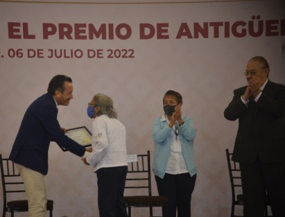  Por su gran esfuerzo y dedicación a la prevención y control de enfermedades, el Gobierno de Veracruz reconoció a 997 trabajadores que cumplen 45, 50, 55 y 60 años dentro de la Secretaría de Salud