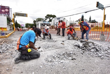 Para dar continuidad al programa de obra del Ayuntamiento de Xalapa, se realizan trabajos de reposición de losas dañadas y rehabilitación de pavimentos en las avenidas 20 de Noviembre y Miguel Alemán, así como en las calles Francisco I. Madero, Poeta Jesús Díaz y Sayago, por lo que se solicita a la ciudadanía paciencia y comprensión ante estos trabajos que generan molestias temporales, pero representan beneficios permanentes en materia de mejora vial.