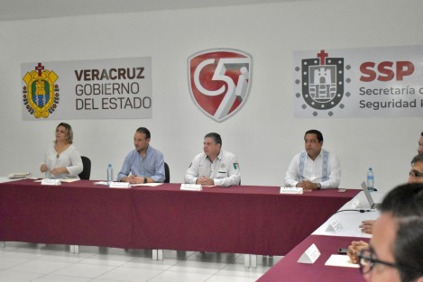 Durante reunión de trabajo, el Secretario de Seguridad Pública, Hugo Gutiérrez Maldonado; el alcalde de Boca del Río, Juan Manuel de Unánue Abascal,  e integrantes de las cámaras empresariales, acordaron trabajar unidos para combatir el delito y generar condiciones óptimas para la inversión y el turismo.

