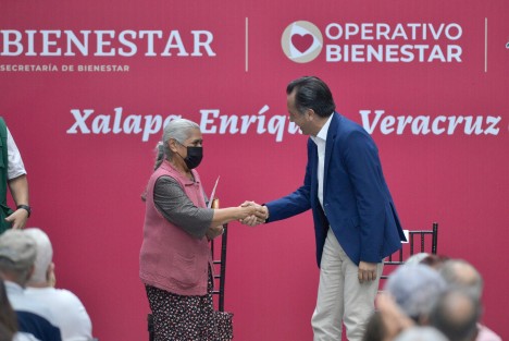 El apoyo del Gobierno Federal a las personas adultas mayores y con discapacidad redistribuye la riqueza en el país de manera directa, muestra de que la Cuarta Transformación es una realidad, celebró el gobernador de Veracruz, Cuitláhuac García Jiménez, durante el arranque del Operativo de Pago de Pensiones para el Bienestar.