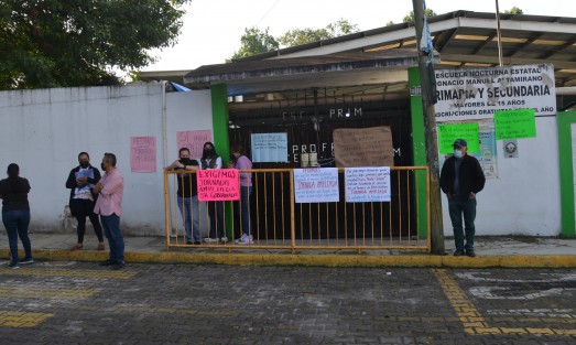 Padres de familia de la  escuela primaria Acela Servín Murrieta, en la Unidad Magisterial de la ciudad de Xalapa, se manifestaron este jueves para solicitar se mantenga la Jornada Ampliada de labores en esa institución.
