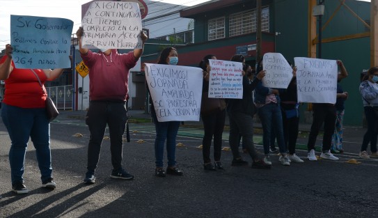 Padres de familia de la  escuela primaria Acela Servín Murrieta, en la Unidad Magisterial de la ciudad de Xalapa, se manifestaron este jueves para solicitar se mantenga la Jornada Ampliada de labores en esa institución.