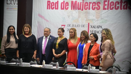 En el auditorio Sebastián Lerdo de Tejada del Palacio Legislativo, autoridades electorales estatales y federales en compañía de diputados, realizaron la presentación de la Red de Mujeres Electas.