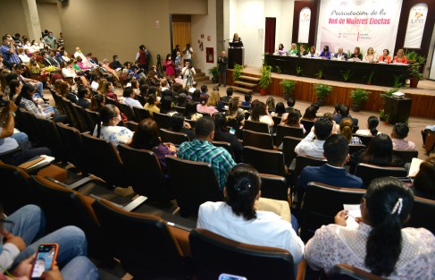 En el auditorio Sebastián Lerdo de Tejada del Palacio Legislativo, autoridades electorales estatales y federales en compañía de diputados, realizaron la presentación de la Red de Mujeres Electas.