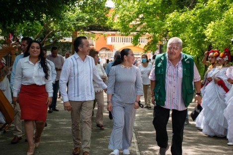 En Veracruz se destinan más de 40 mil millones de pesos en la operación de los programas integrales de Bienestar, con los que se atienden directamente las causas de los problemas sociales que aquejan al país, señaló el Delegado de Programas para el Desarrollo, Manuel Huerta Ladrón de Guevara, en el arranque de pago de pensiones para adultos mayores y personas con discapacidad en el municipio de Omealca, donde estuvieron .la Subsecretaria de Bienestar, Rocío García Pérez y el Gobernador del Estado de Veracruz, Cuitláhuac García Jiménez.