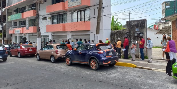  Largas filas en las sucursales del Banco del Bienestar, para cobrar los apoyos de los programas sociales.