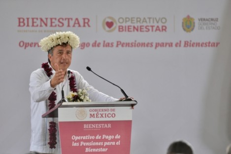 Durante el arranque del Operativo de Pago de Pensiones correspondiente al cuarto bimestre del año, el Gobernador manifestó su alegría de regresar a Omealca con buenas noticias como fue compromiso de campaña; aquí celebró que la tarjeta entregada a los beneficiarios les garantiza el apoyo de por vida, pues el mandatario nacional lo plasmó en la Constitución y ése es un triunfo más para el pueblo.