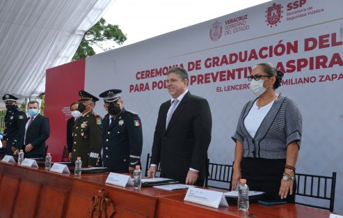 En el CEIS se realizó la ceremonia de graduación de la generación XXXII, egresada del Curso de Formación Inicial para Policía Preventivo. El evento fue encabezado por Hugo Gutiérrez Maldonado, titular de SSP; asistieron mandos militares y Namiko Matzumoto, presidenta de la CEDH. 

