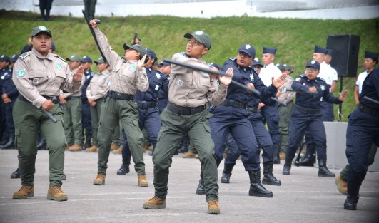 Durante la ceremonia los policías graduados dieron una demostración de lo aprendido.