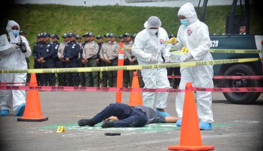Durante la ceremonia los policías graduados dieron una demostración de lo aprendido.