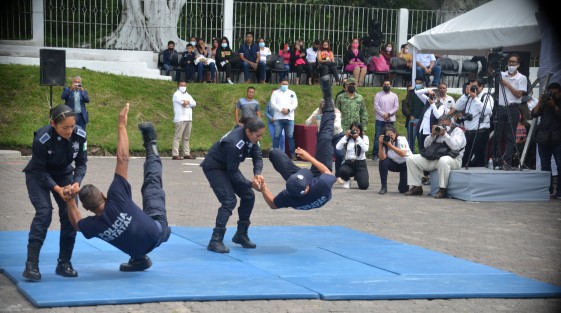 Durante la ceremonia los policías graduados dieron una demostración de lo aprendido.