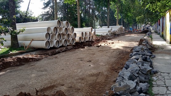 Sumado a las obras que realiza el Ayuntamiento de Xalapa en calles, la CAEV construye una línea de conducción de agua potable para el reforzamiento de tanques (planta potabilizadora a tanques Ferrocarrilero, Homex y Encanto), misma que va para largo, pues se planea concluir en mayo del próximo año. 