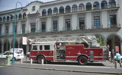 Los Bomberos estarán con su carro escala, en el cual las personas se podrán subir y tomarse fotos.  Cabe recordar que aunque esta profesión es una de las más importantes para la sociedad, es poco agradecida, e insuficientemente apoyada con recursos. 