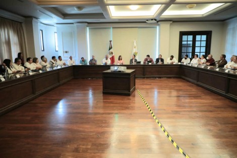 El Gobernador Cuitláhuac García se reunió con todos los directores de los Institutos Tecnológicos y rectores de las Universidades Tecnológicas que dependen del Estado, con quienes estamos preparando a los jóvenes que en diferentes carreras y profesiones van a dar servicios a la industria petroquímica, industrial y energética.  