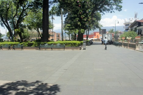 Sería  porque las plazas comerciales se han multiplicado, por el fuerte sol, la inflación o el incremento en casos de COVID-19, pero al mediodía de este domingo el parque Juárez de Xalapa se veía vacío. 