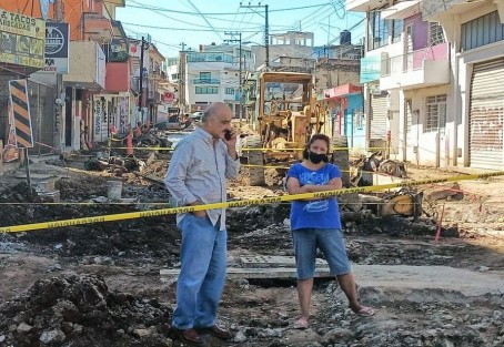 En un recorrido de obras que presentan atrasos en su proceso constructivo, el presidente municipal, Ricardo Ahued Bardahuil, aseguró que no habrá tolerancia ante la falta de capacidad y compromiso de algunas empresas constructoras laborando en la ciudad. 

