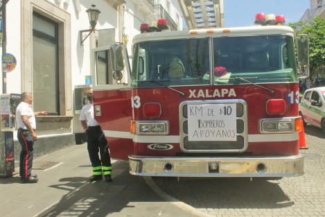 Bomberos de Xalapa realizaron una colecta en el centro de la ciudad con el fin de poder dar a cada uno de los 51 elementos de esa corporación, un incentivo el próximo 22 de agosto, Día del Bombero, que sirva para aligerar los gastos de inicio del nuevo ciclo escolar de sus hijos. 