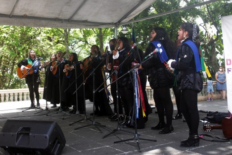 La Tuna Femenil de la Universidad Veracruzana se presentó en los Domingos Familiares del parque Juárez, que organiza la Dirección de Cultura del Ayuntamiento de Xalapa.  Como siempre, las chicas pusieron el ambiente y a bailar a los presentes.