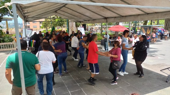 La Tuna Femenil de la Universidad Veracruzana se presentó en los Domingos Familiares del parque Juárez, que organiza la dirección de Cultura del Ayuntamiento de Xalapa.  Como siempre, las chicas pusieron el ambiente y a bailar a los presentes.
