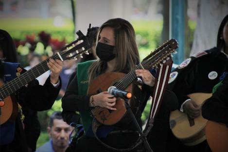 La Tuna Femenil de la Universidad Veracruzana se presentó en los Domingos Familiares del parque Juárez, que organiza la dirección de Cultura del Ayuntamiento de Xalapa.  Como siempre, las chicas pusieron el ambiente y a bailar a los presentes.
