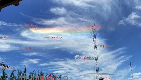 El fenómeno conocido como Arcoiris de Fuego (Arco Circunhorizontal), se pudo observar este domingo hacia el Este de la ciudad de Xalapa. No es causado por la refracción de la luz a través de las gotas de agua, sino a través de su proyección en los cristales de hielo de algunas nubes cirros.