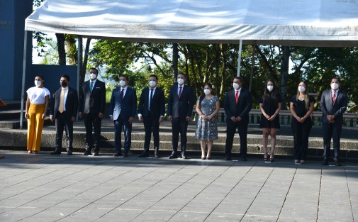 El Secretario de Turismo,  Iván Martínez Olvera, junto con otros funcionarios de la dependencia, presidieron los honores a la bandera de este lunes en el parque Juárez.