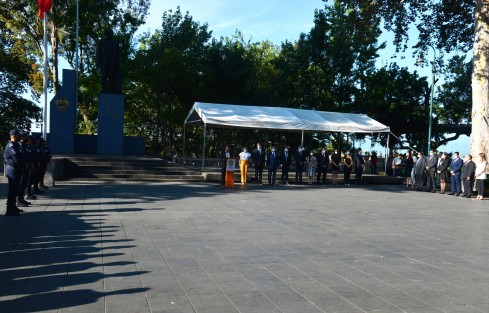 El Secretario de Turismo,  Iván Martínez Olvera, junto con otros funcionarios de la dependencia, presidieron los honores a la bandera de este lunes en el parque Juárez.