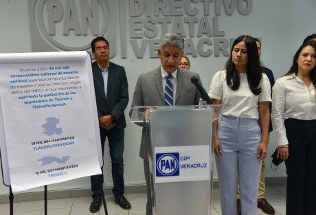  El dirigente estatal del PAN, Federico Salomón, señaló que al Gobierno Estatal no le interesa crear el Instituto Veracruzano de Atención a Migrantes, refirió que en 2020, 36 mil veracruzanos emigraron, pues en el Estado no hallaron empleo.