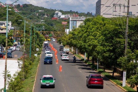 Con el propósito de tener mejores vialidades y contribuir a la movilidad de la población, avanza la rehabilitación con concreto hidráulico en la avenida Arco Sur. 
