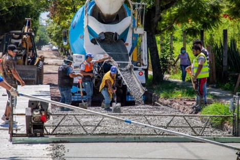  Los trabajos comprenden: demolición y retiro de carpeta asfáltica dañada, excavaciones, colocación y compactación de base hidráulica y colado de concreto hidráulico de 20 centímetros de espesor.