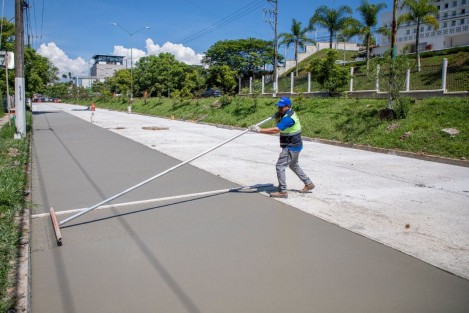  Los trabajos comprenden: demolición y retiro de carpeta asfáltica dañada, excavaciones, colocación y compactación de base hidráulica y colado de concreto hidráulico de 20 centímetros de espesor.