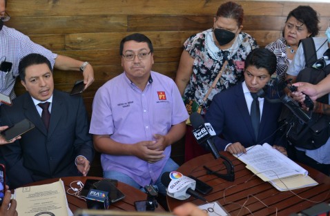 Arturo Nicolás Baltazar, abogado Pasiano Rueda Canseco, advirtió que el alcalde electo de Jesús Carranza debería salir en libertad a más tardar el próximo miércoles a las 14:00 horas, por lo que si Tirso Hernández Ayala, juez de control que decretó su detención en octubre de 2021, no acata la sentencia de amparo emitida por un juez de distrito en Coatzacoalcos, podría ser multado hasta por 100 mil pesos y consignado por desacato.