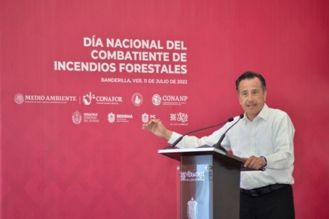 El gobernador Cuitláhuac García Jiménez se sumó a la celebración del Día Nacional del Combatiente de Incendios Forestales, con el fin de concientizar sobre la riesgosa labor, desempeño y alto profesionalismo necesario para la prevención y combate de siniestros para preservar la vida de las personas, la integridad de patrimonios y recursos naturales.